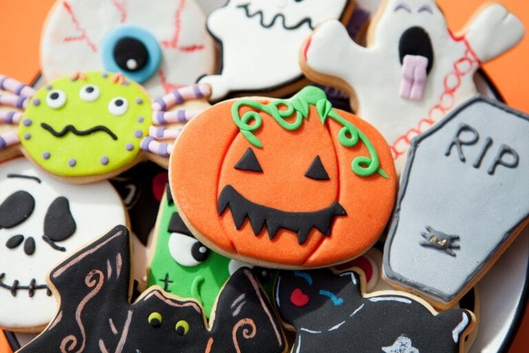 17 Spooky & Cute Halloween Cookie Ideas